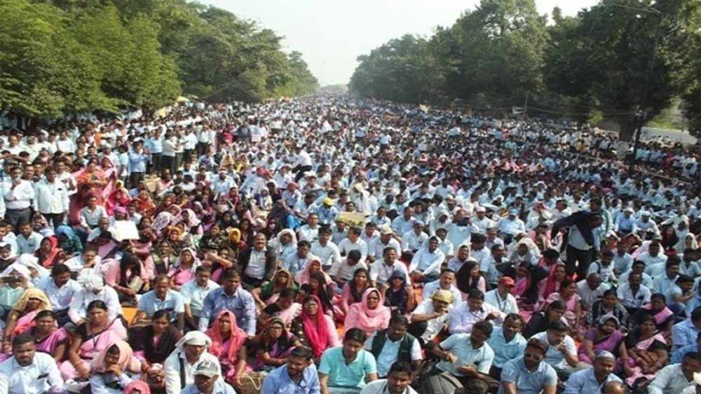 दो सूत्री मांगों को लेकर हजारों जूनियर शिक्षकों ने किया प्रदर्शन दो सूत्री मांगों को लेकर हजारों जूनियर शिक्षकों ने किया प्रदर्शन