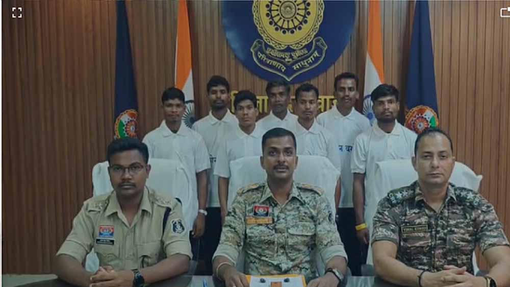 माओवादियों को ‘मौत का खौफ’, दो इनामी समेत सात नक्सलियों ने किया सरेंडर माओवादियों को ‘मौत का खौफ’, दो इनामी समेत सात नक्सलियों ने किया सरेंडर