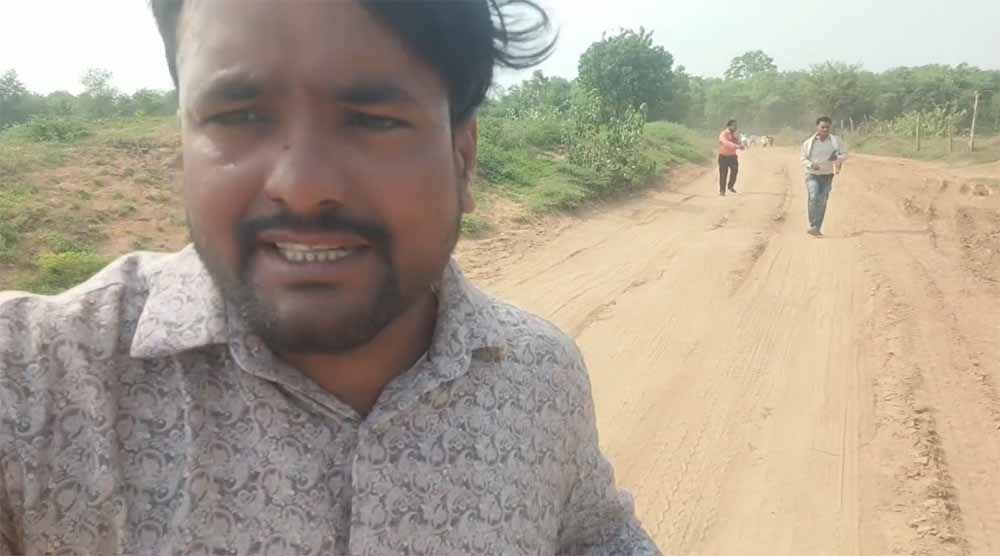 गरियाबंद में रेत माफिया के हौसले बुलंद: अवैध खनन की कवरेज करने गए रिपोर्टरों को दौड़ा-दौड़ाकर पीटा, कैमरा और ID छीने गरियाबंद में रेत माफिया के हौसले बुलंद: अवैध खनन की कवरेज करने गए रिपोर्टरों को दौड़ा-दौड़ाकर पीटा, कैमरा और ID छीने