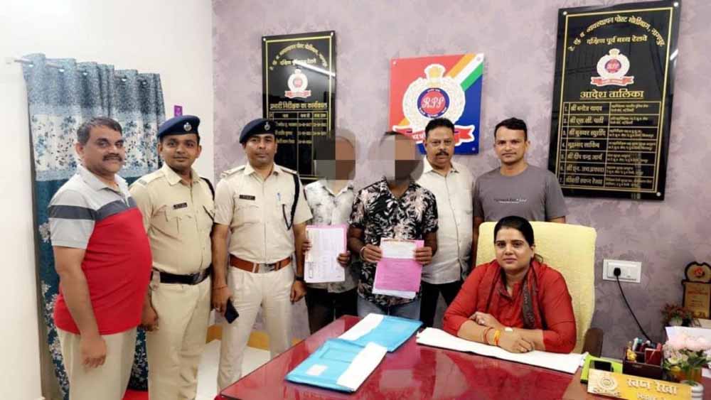 नागपुर मंडल के विभिन्न आरक्षण केंद्रों पर RPF की छापेमारी, अवैध तत्काल टिकिट बेचने वाले 2 आरोपी गिरफ्तार नागपुर मंडल के विभिन्न आरक्षण केंद्रों पर RPF की छापेमारी, अवैध तत्काल टिकिट बेचने वाले 2 आरोपी गिरफ्तार