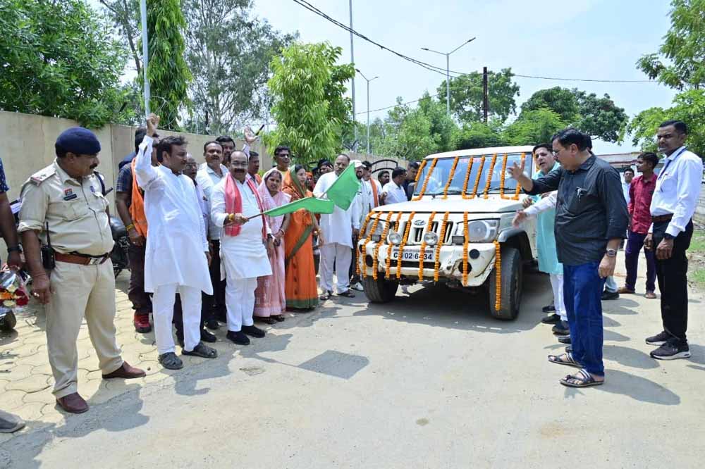उप मुख्यमंत्री अरुण साव ने सोलर बैटरी वाहन को हरी झंडी दिखाकर किया रवाना उप मुख्यमंत्री अरुण साव ने सोलर बैटरी वाहन को हरी झंडी दिखाकर किया रवाना