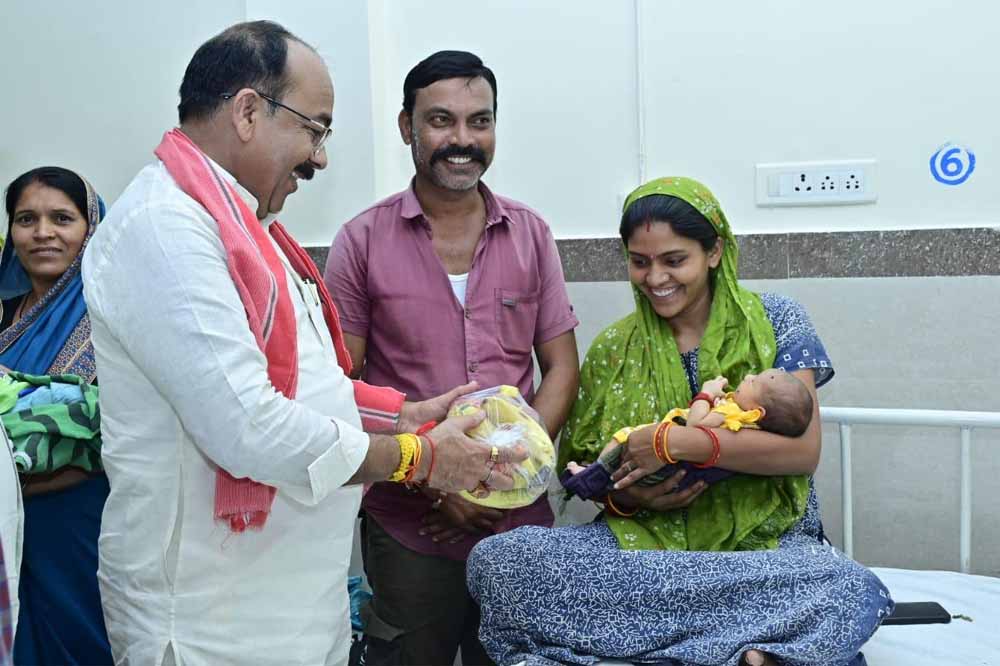 उप मुख्यमंत्री साव पहुंचे मातृ-शिशु अस्पताल, भर्ती महिलाओं तथा नवजातों के परिजनों से मिलकर सेहत की जानकारी ली उप मुख्यमंत्री साव पहुंचे मातृ-शिशु अस्पताल, भर्ती महिलाओं तथा नवजातों के परिजनों से मिलकर सेहत की जानकारी ली