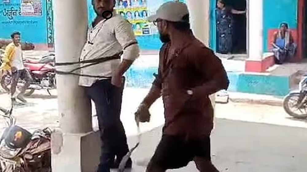 बलौदाबाजार में खनन माफियाओं की हैवानियत, युवक को खंभे से बांधकर बेरहमी से पीटा बलौदाबाजार में खनन माफियाओं की हैवानियत, युवक को खंभे से बांधकर बेरहमी से पीटा