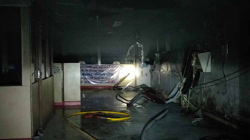 यूनियन बैंक में लगी आग, घंटों की मशक्कत के बाद पाया काबू यूनियन बैंक में लगी आग, घंटों की मशक्कत के बाद पाया काबू