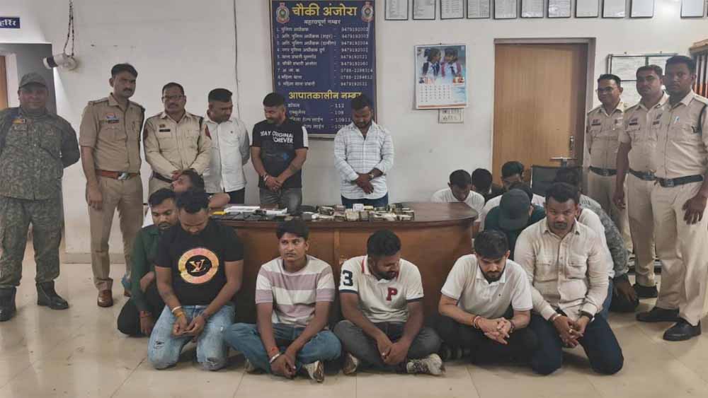 दुर्ग में 18 जुआरियों को पुलिस ने किया गिरफ्तार दुर्ग में 18 जुआरियों को पुलिस ने किया गिरफ्तार