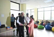 राज्यपाल रमेन डेका ने बीजापुर के सेन्ट्रल लाईब्रेरी का किया अवलोकन