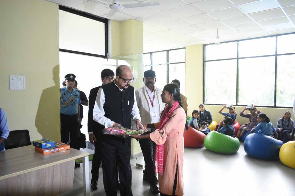 राज्यपाल रमेन डेका ने बीजापुर के सेन्ट्रल लाईब्रेरी का किया अवलोकन राज्यपाल रमेन डेका ने बीजापुर के सेन्ट्रल लाईब्रेरी का किया अवलोकन