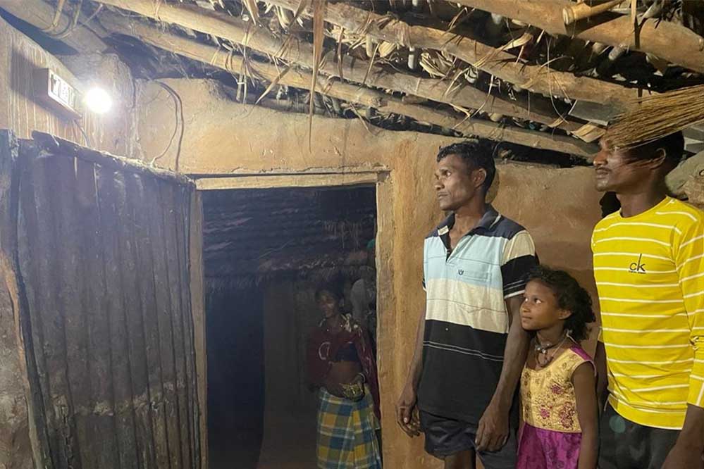 रायपुर : मुख्यमंत्री कैंप कार्यालय की तत्परता से ग्राम टुकूपानी में बहाल हुई बिजली आपूर्ति रायपुर : मुख्यमंत्री कैंप कार्यालय की तत्परता से ग्राम टुकूपानी में बहाल हुई बिजली आपूर्ति