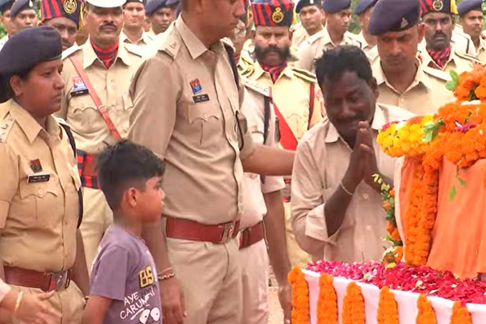 राजकीय सम्मान के साथ शहीद ASP आकाश गिरपुंजे का हुआ अंतिम संस्कार , सीएम विष्णुदेव साय ने दी अंतिम श्रद्धांजलि राजकीय सम्मान के साथ शहीद ASP आकाश गिरपुंजे का हुआ अंतिम संस्कार , सीएम विष्णुदेव साय ने दी अंतिम श्रद्धांजलि
