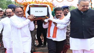 रायपुर : मुख्यमंत्री ने शहीद एएसपी श्री आकाश राव गिरपुंजे को दी श्रद्धांजलि: पार्थिव शरीर को कंधा देकर दी अंतिम विदाई