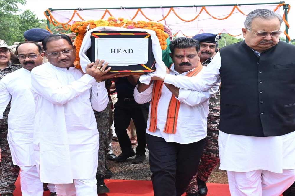 रायपुर : मुख्यमंत्री ने शहीद एएसपी श्री आकाश राव गिरपुंजे को दी श्रद्धांजलि: पार्थिव शरीर को कंधा देकर दी अंतिम विदाई रायपुर : मुख्यमंत्री ने शहीद एएसपी श्री आकाश राव गिरपुंजे को दी श्रद्धांजलि: पार्थिव शरीर को कंधा देकर दी अंतिम विदाई