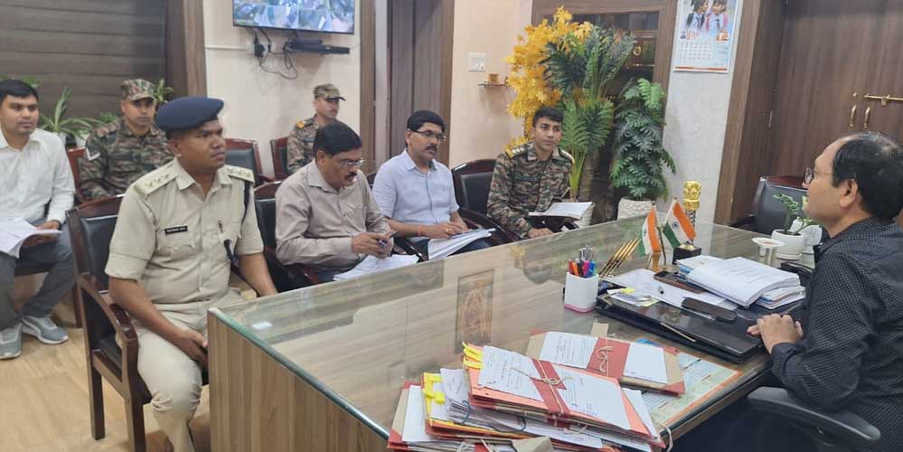 कलेक्टर ने की बाढ़ राहत तैयारियों की समीक्षा, आपदा से निपटने हमेशा तैयार रहें बचाव दल कलेक्टर ने की बाढ़ राहत तैयारियों की समीक्षा, आपदा से निपटने हमेशा तैयार रहें बचाव दल