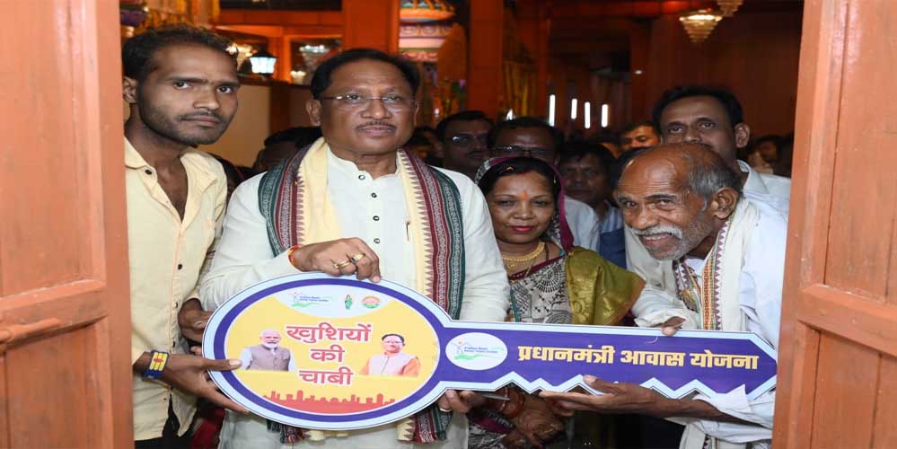 रायपुर : संतु चक्रेस को मिला सपनों का आशियाना, मुख्यमंत्री से पक्के मकान की चाबी पाकर भावुक हुए बुजुर्ग रायपुर : संतु चक्रेस को मिला सपनों का आशियाना, मुख्यमंत्री से पक्के मकान की चाबी पाकर भावुक हुए बुजुर्ग