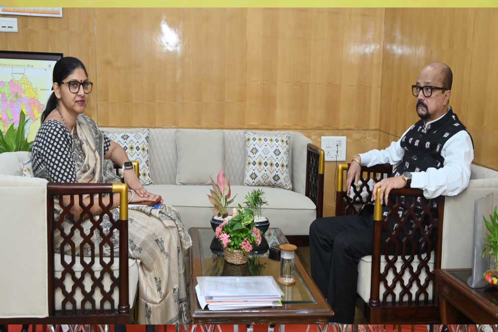 रायपुर : राज्यपाल डेका से खाद्य नागरिक आपूर्ति विभाग के सचिव सुश्री कंगाले ने सौजन्य भेंट की रायपुर : राज्यपाल डेका से खाद्य नागरिक आपूर्ति विभाग के सचिव सुश्री कंगाले ने सौजन्य भेंट की