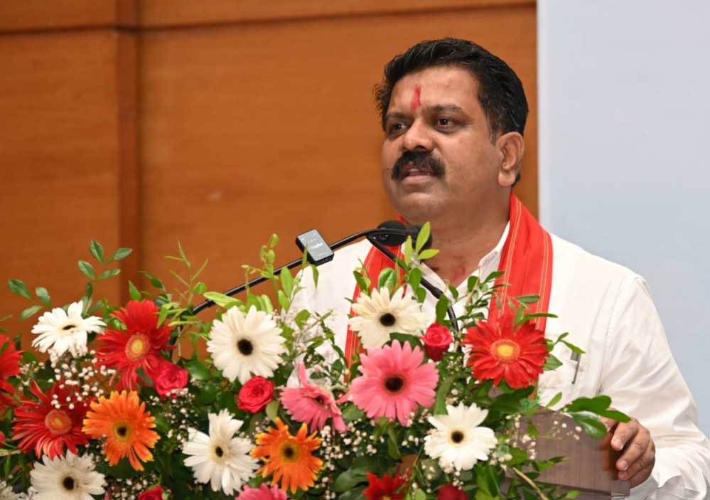 रायपुर : समाज की अपेक्षा पुलिस से होती है और उन अपेक्षाओं पर खरा उतरना हमारी जिम्मेदारी: उपमुख्यमंत्री विजय शर्मा रायपुर : समाज की अपेक्षा पुलिस से होती है और उन अपेक्षाओं पर खरा उतरना हमारी जिम्मेदारी: उपमुख्यमंत्री विजय शर्मा