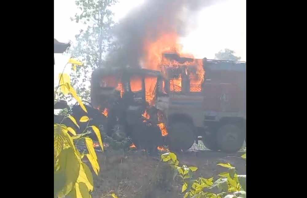 रायगढ़ में एक दर्दनाक सड़क हादसा: ट्रेलर और हाइवा में आमने-सामने की भिड़ंत, एक चालक की जिंदा जलकर मौत, दूसरा गंभीर रायगढ़ में एक दर्दनाक सड़क हादसा: ट्रेलर और हाइवा में आमने-सामने की भिड़ंत, एक चालक की जिंदा जलकर मौत, दूसरा गंभीर