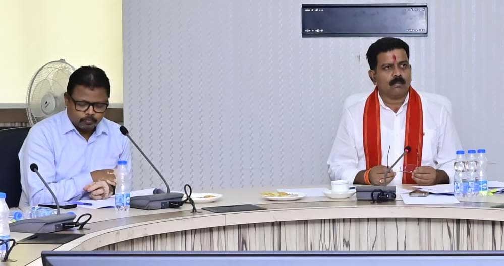 गृहमंत्री ने अधिकारियों को कई निर्देश दिए, गोतस्करों की संपत्ति जब्त कर उसे निलाम की जाये गृहमंत्री ने अधिकारियों को कई निर्देश दिए, गोतस्करों की संपत्ति जब्त कर उसे निलाम की जाये