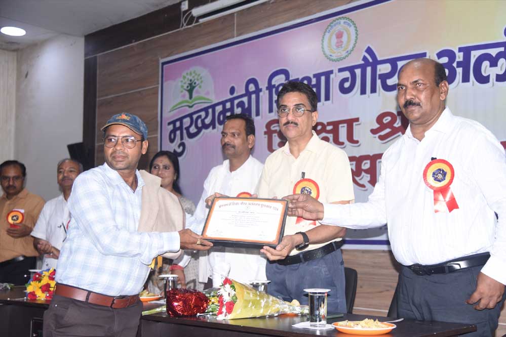 स्कूलों में ज्वाइन करने लगे युक्तियुक्त शिक्षक, ग्रामीणों व बच्चों में खुशी का माहौल स्कूलों में ज्वाइन करने लगे युक्तियुक्त शिक्षक, ग्रामीणों व बच्चों में खुशी का माहौल