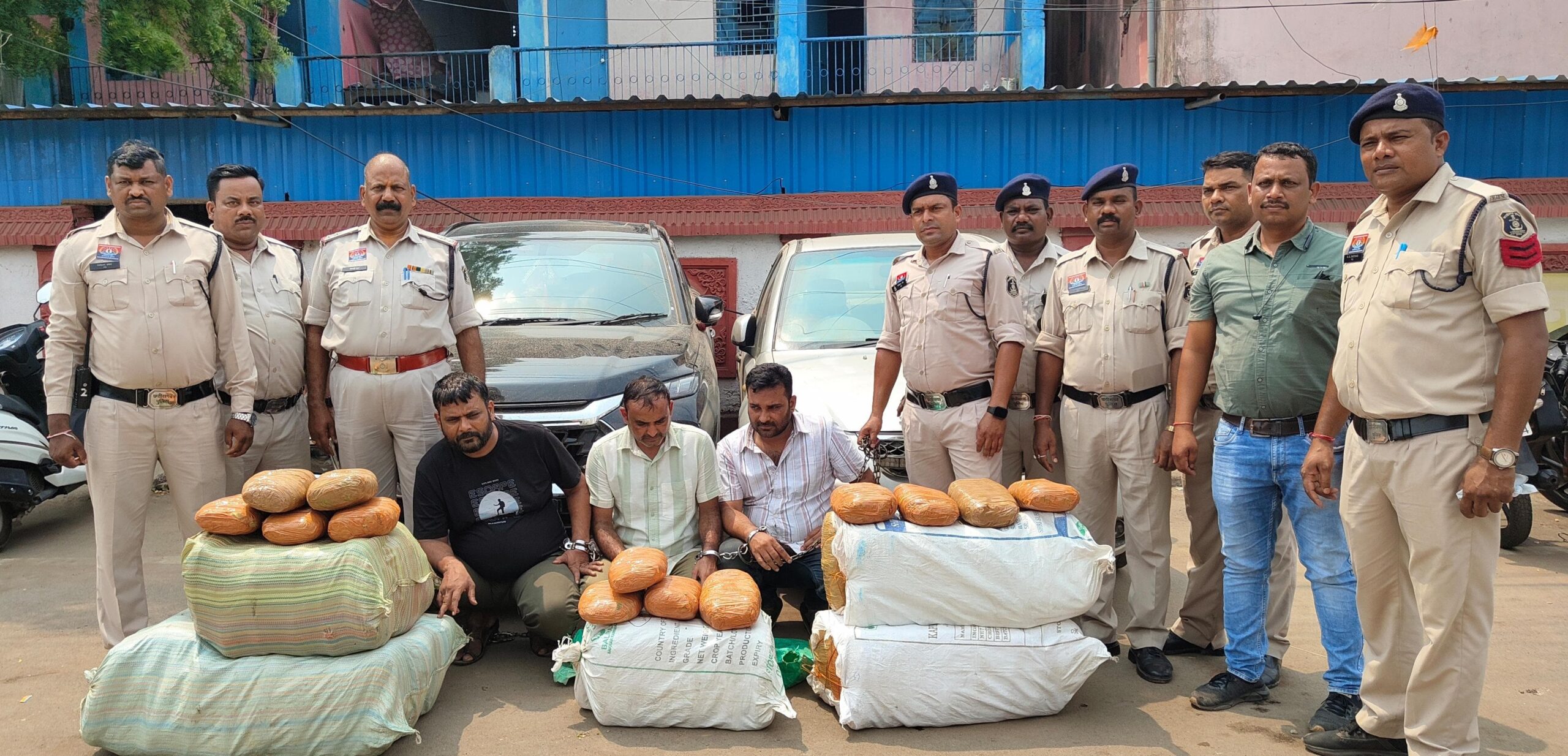 CG Crime News- नशे के खिलाफ बड़ी कार्रवाई: 105 किलो गांजा के साथ 3 अंतरराज्यीय तस्कर गिरफ्तार, यूपी ले जा रहे थे माल… CG Crime News- नशे के खिलाफ बड़ी कार्रवाई: 105 किलो गांजा के साथ 3 अंतरराज्यीय तस्कर गिरफ्तार, यूपी ले जा रहे थे माल…