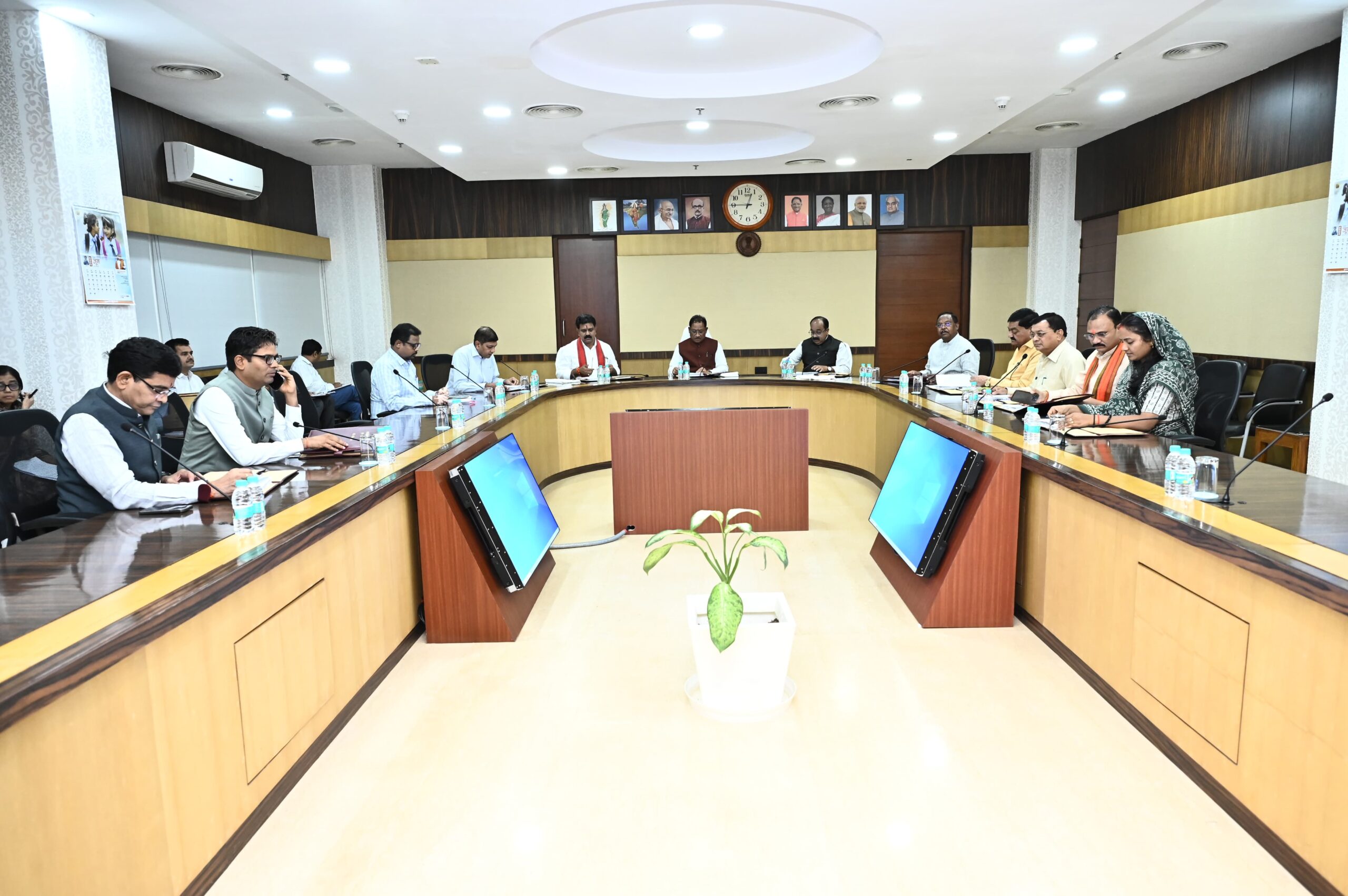 CG NEWS: मुख्यमंत्री विष्णु देव साय की अध्यक्षता में कैबिनेट बैठक, कई महत्वपूर्ण निर्णय हुए पारित….