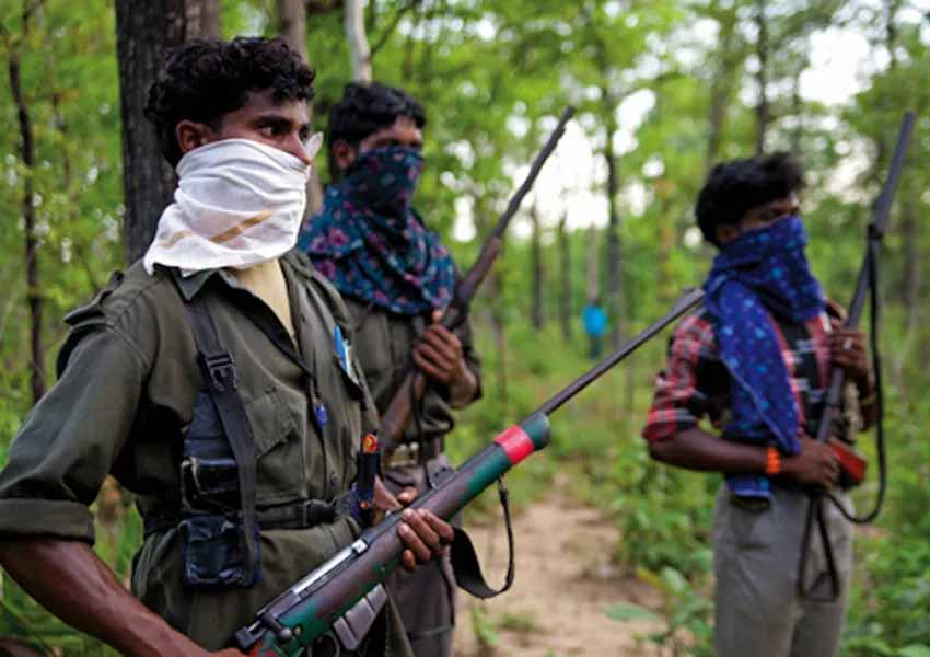 नक्सलियों ने हत्या की वारदात के बाद 12 ग्रामीणों को किया रिहा नक्सलियों ने हत्या की वारदात के बाद 12 ग्रामीणों को किया रिहा
