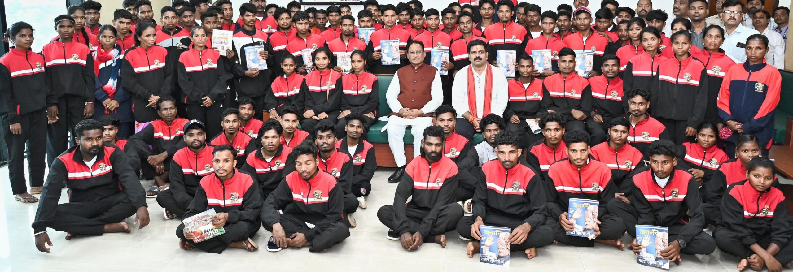 CG News: मुख्यमंत्री विष्णुदेव साय ने इस जिले के युवाओं से की मुलाकात, पढ़ाई और प्रगति के लिए किया प्रोत्साहित….