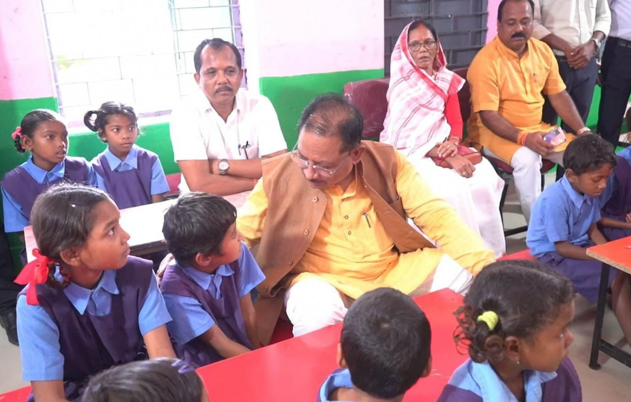 CG NEWS: मुख्यमंत्री विष्णु देव साय ने ‘सम्पर्क स्मार्ट स्कूल’ का किया शुभारंभ,कहा- “पढ़ाई ठीक से करना है न… मोबाइल ज्यादा नहीं देखना”…..