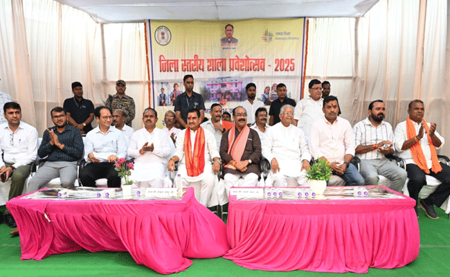 शाला प्रवेशोत्सव में शामिल हुए केन्द्रीय राज्य मंत्री श्री तोखन साहू और उप मुख्यमंत्री श्री अरुण साव शाला प्रवेशोत्सव में शामिल हुए केन्द्रीय राज्य मंत्री श्री तोखन साहू और उप मुख्यमंत्री श्री अरुण साव