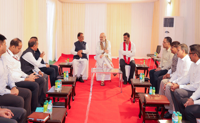 केन्द्रीय गृह मंत्री श्री अमित शाह ने हाल ही में नक्सलवाद के विरुद्ध चलाए गए अभियानों में अहम भूमिका निभाने वाले अधिकारियों से आज नई दिल्ली में भेंट कर इन ऑपरेशंस की ऐतिहासिक सफलता पर उन्हें बधाई दी केन्द्रीय गृह मंत्री श्री अमित शाह ने हाल ही में नक्सलवाद के विरुद्ध चलाए गए अभियानों में अहम भूमिका निभाने वाले अधिकारियों से आज नई दिल्ली में भेंट कर इन ऑपरेशंस की ऐतिहासिक सफलता पर उन्हें बधाई दी