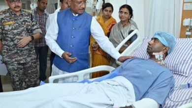 सीएम विष्णु देव साय नक्सली हमले में घायल हुए जवानों का हालचाल जानने अस्पताल पहुँचकर उनसे मुलाकात की