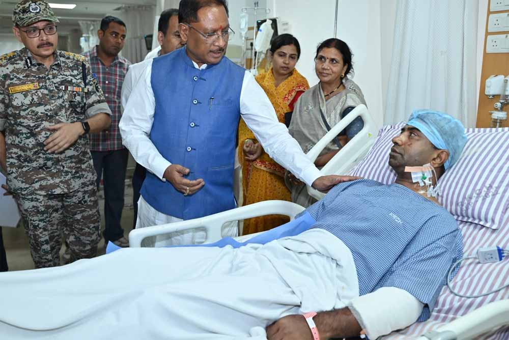 सीएम विष्णु देव साय नक्सली हमले में घायल हुए जवानों का हालचाल जानने अस्पताल पहुँचकर उनसे मुलाकात की