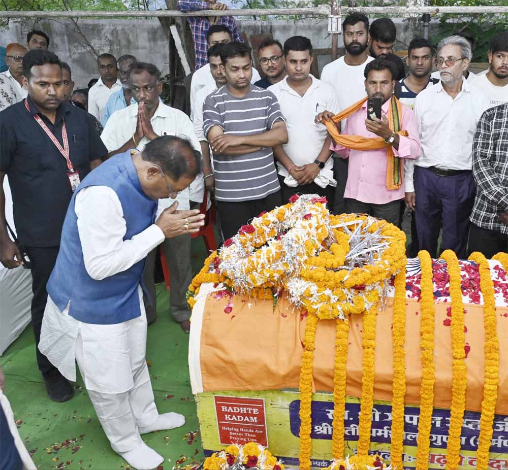 मुख्यमंत्री विष्णु देव साय ने शहीद एएसपी श्री आकाश राव गिरपुंजे के निवास पहुंचकर दी श्रद्धांजलि मुख्यमंत्री विष्णु देव साय ने शहीद एएसपी श्री आकाश राव गिरपुंजे के निवास पहुंचकर दी श्रद्धांजलि