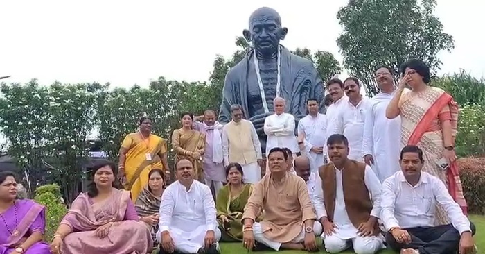 खाद-बीज संकट पर सदन में विपक्ष का हंगामा, निलंबित होने के बाद धरने पर बैठे…