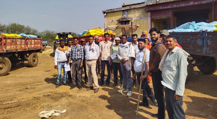 खाद-बीज की पर्याप्त उपलब्धता, उठाव जारी