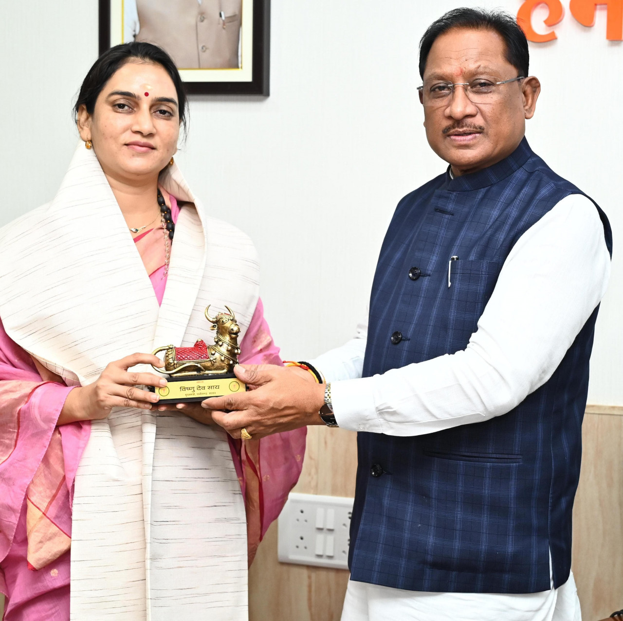CG NEWS: मुख्यमंत्री विष्णु देव साय से मिलीं ‘वॉटर वुमन’ शिप्रा पाठक, पर्यावरण संरक्षण में उल्लेखनीय कार्य के लिए सीएम ने किया सम्मानित…