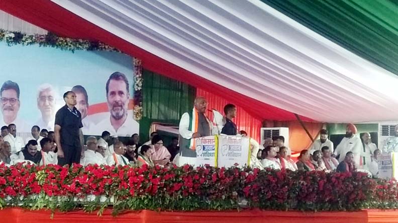 रायपुर पहुंचे कांग्रेस अध्यक्ष खड़गे, भारी बारिश के बीच भी कांग्रेसियों ने गर्मजोशी से किया स्वागत, जवान, संविधान सभा में हुए शमिल रायपुर पहुंचे कांग्रेस अध्यक्ष खड़गे, भारी बारिश के बीच भी कांग्रेसियों ने गर्मजोशी से किया स्वागत, जवान, संविधान सभा में हुए शमिल