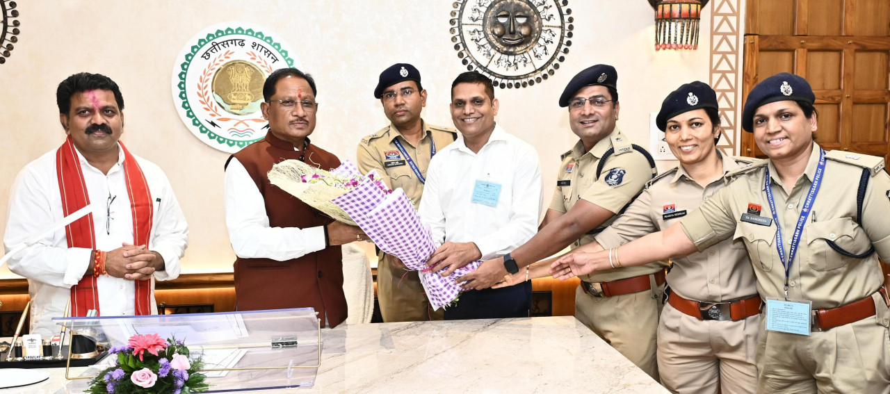 मुख्यमंत्री विष्णु देव साय से राज्य पुलिस सेवा अधिकारियों ने की सौजन्य भेंट, वरिष्ठ प्रवर श्रेणी वेतनमान के निर्णय पर जताया आभार…. मुख्यमंत्री विष्णु देव साय से राज्य पुलिस सेवा अधिकारियों ने की सौजन्य भेंट, वरिष्ठ प्रवर श्रेणी वेतनमान के निर्णय पर जताया आभार….