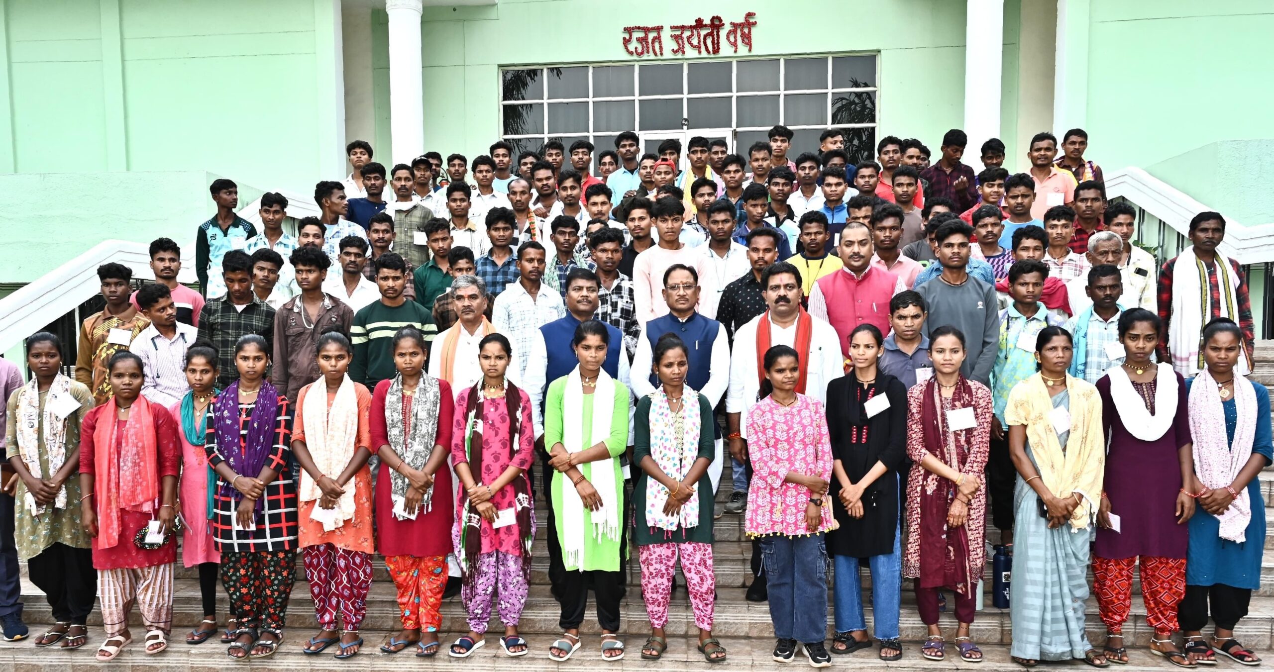 मुख्यमंत्री विष्णुदेव साय ने छात्रों से की आत्मीय भेंट: कहा- बच्चों के उज्ज्वल भविष्य के लिए सरकार है प्रतिबद्ध…