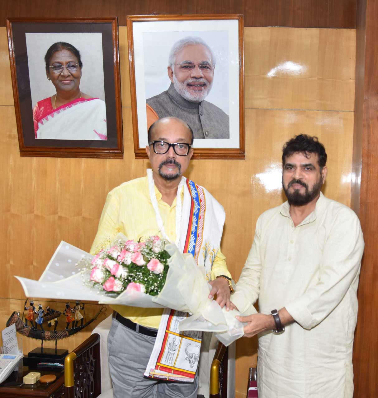 राज्यपाल श्री डेका से छत्तीसगढ़ खादी एवं ग्रामोद्योग बोर्ड के अध्यक्ष ने की सौजन्य भेंट
