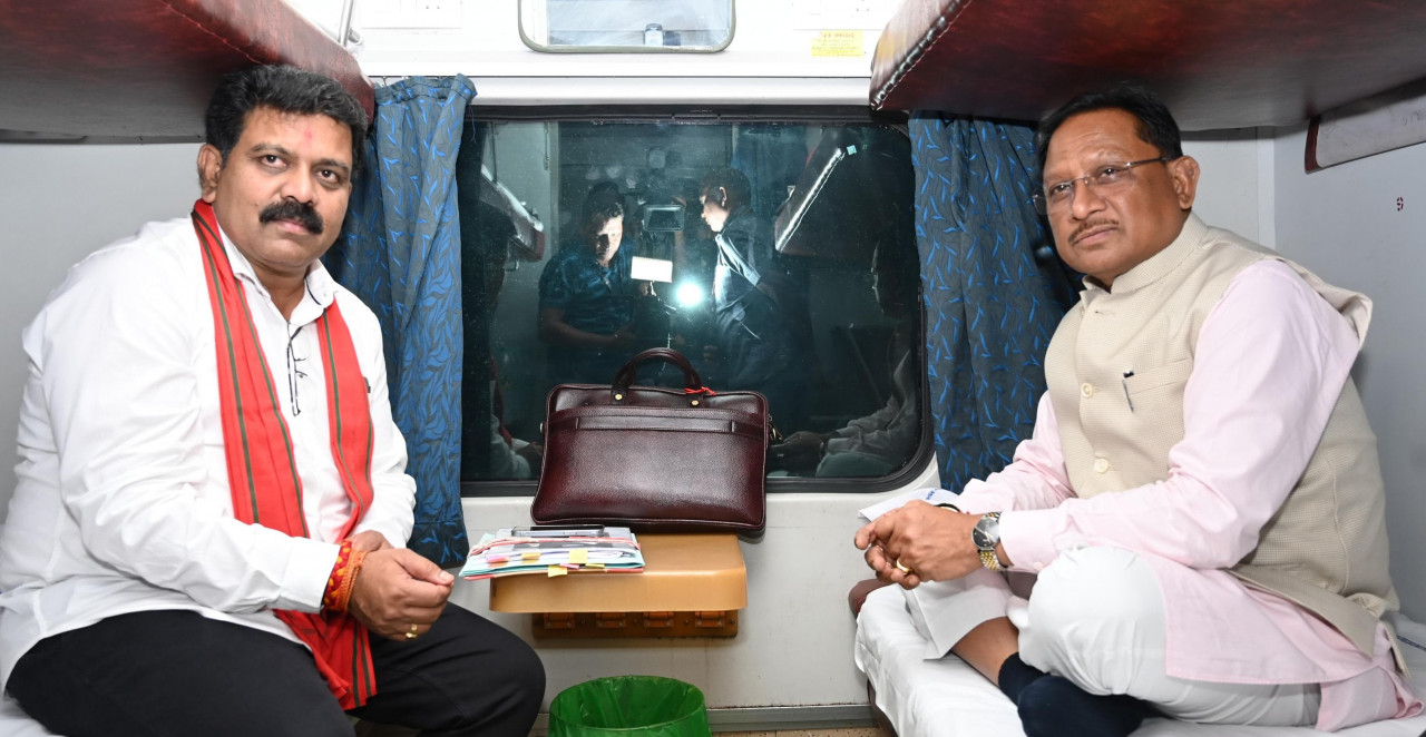 CG NEWS: मुख्यमंत्री विष्णु देव साय ट्रेन से सरगुजा के लिए हुए रवाना….