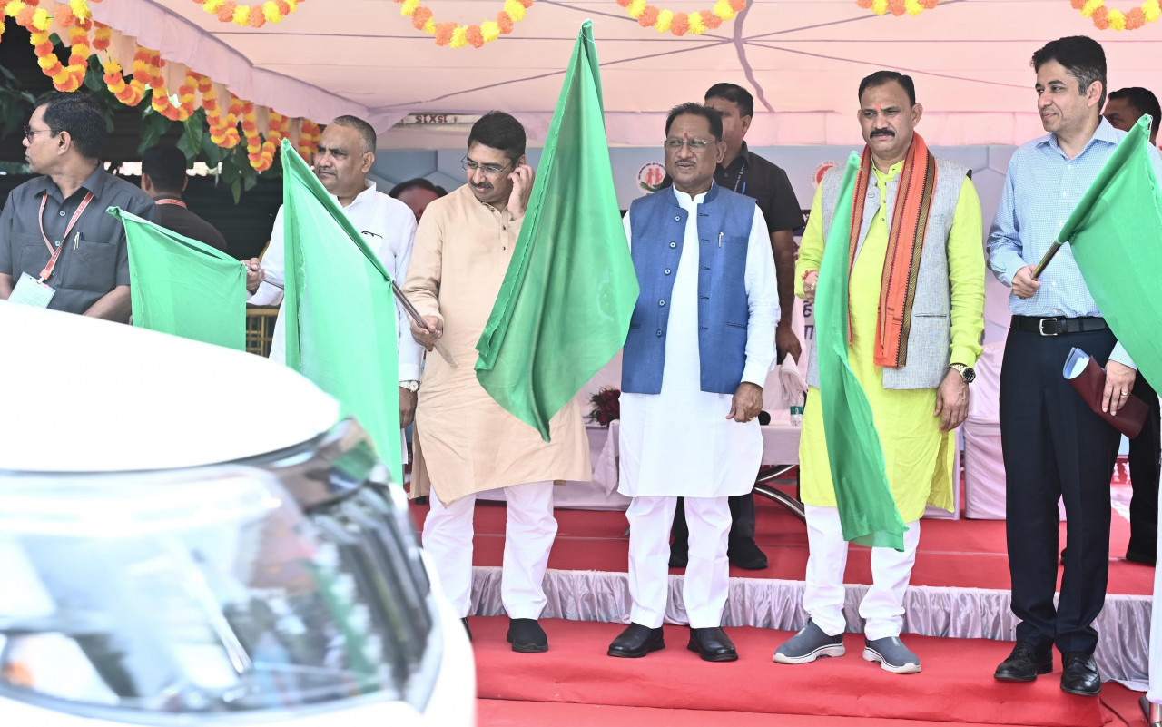 छत्तीसगढ़ की स्वास्थ्य व्यवस्था को सशक्त और सुलभ बनाने की दिशा में जुड़ा नया अध्याय : मुख्यमंत्री विष्णु देव साय ने मैदानी स्वास्थ्य अमले के लिए 151 नए वाहनों को दिखाई हरी झंडी….